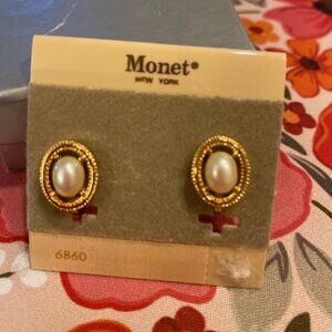 Vintage Monet Gold Tone Faux Pearl Oval 6860 Clip on Earrings